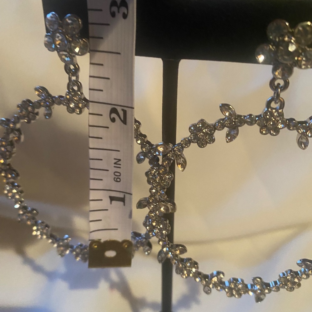 Silver flower hoop earrings - Picture 4 of 8